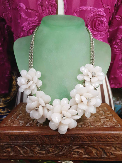 90s Vintage White Flower Statement Necklace Rhinestone Floral