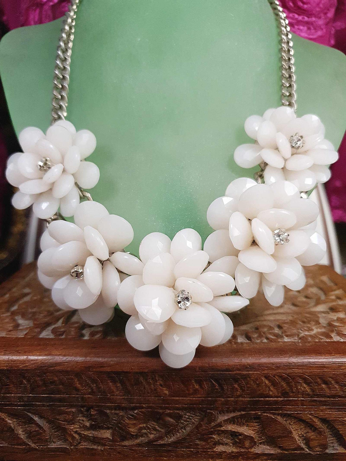 90s Vintage White Flower Statement Necklace Rhinestone Floral