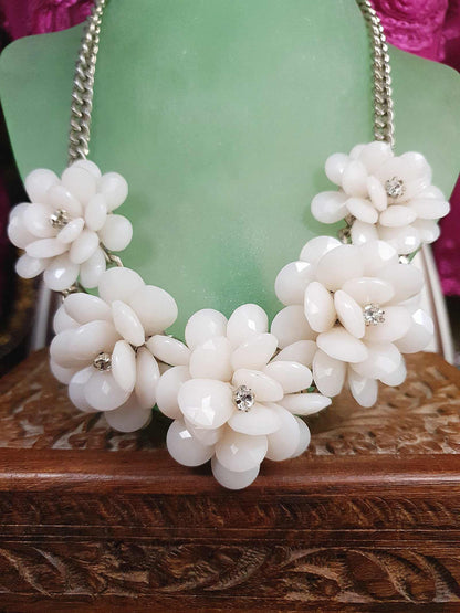 90s Vintage White Flower Statement Necklace Rhinestone Floral
