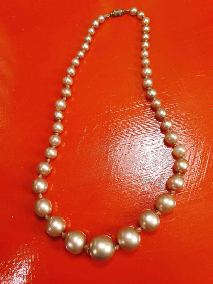 Vintage 1950s Golden Honey Glass Pearl Necklace Choker Graduated Hand-Knotted