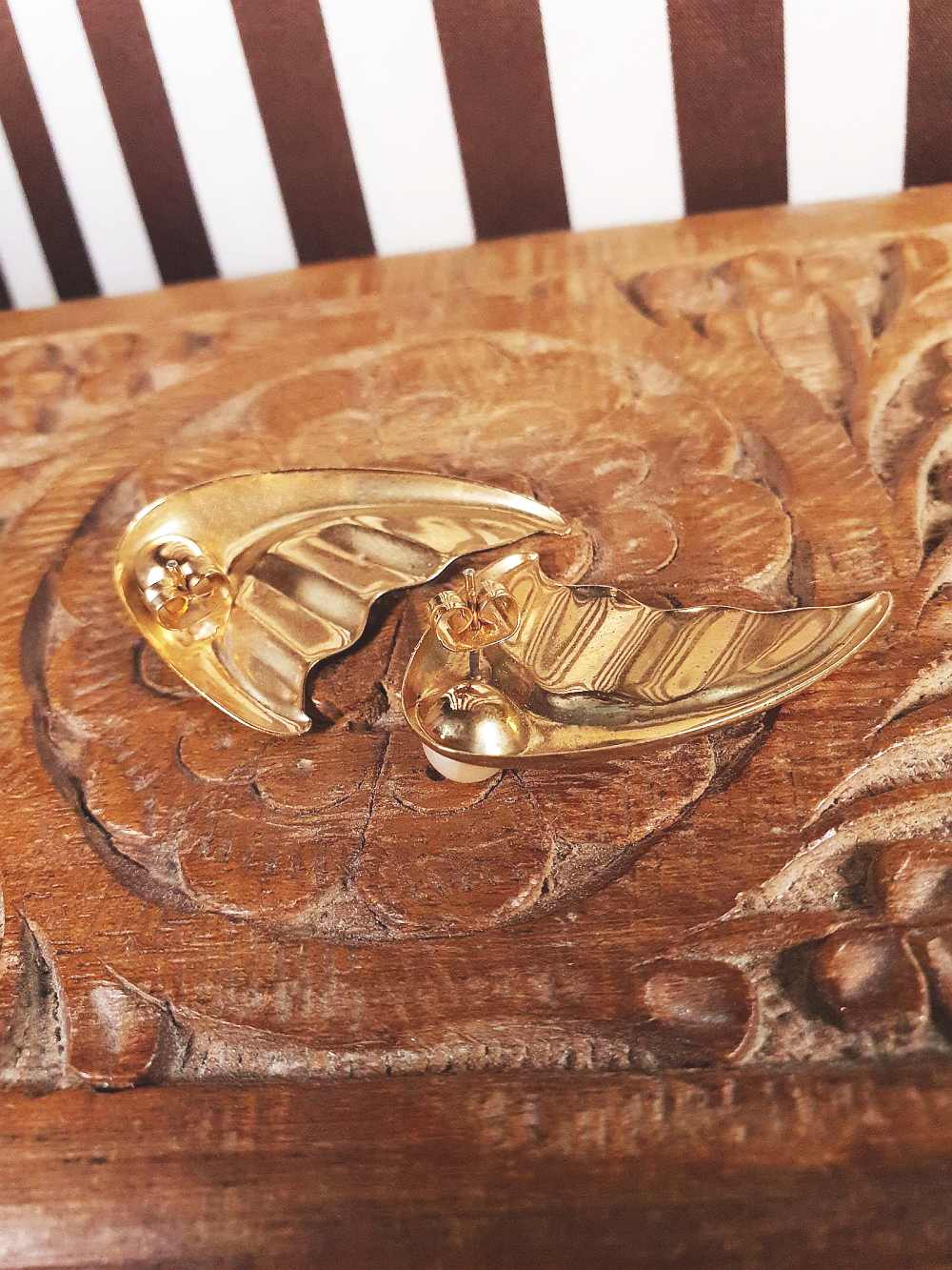 Vintage 1960s Faux Pearl Earrings Retro Gold Tone Black Wavy