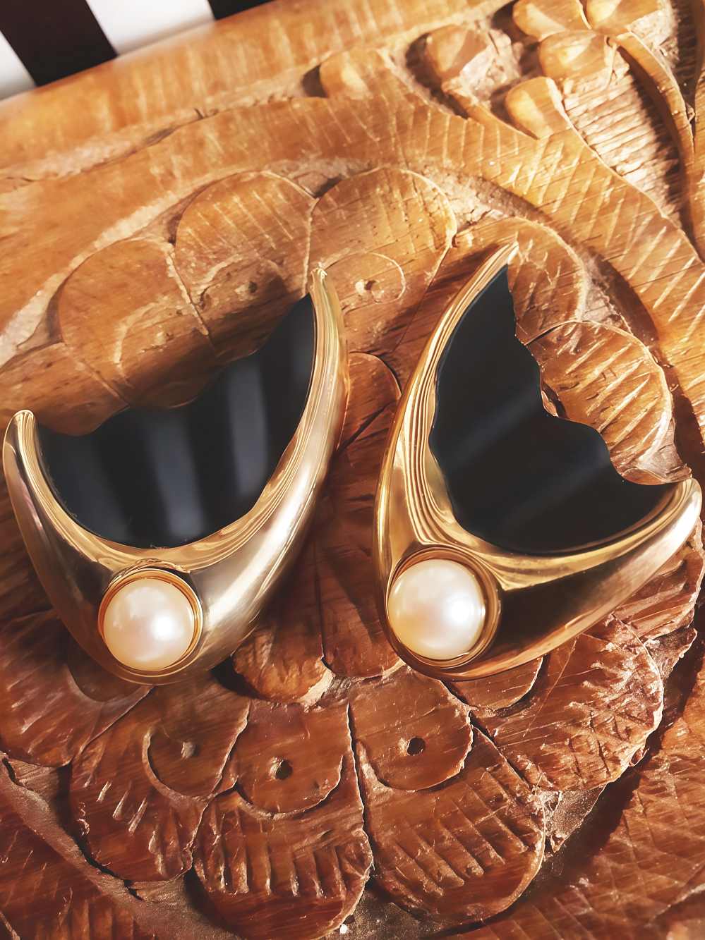 Vintage 1960s Faux Pearl Earrings Retro Gold Tone Black Wavy