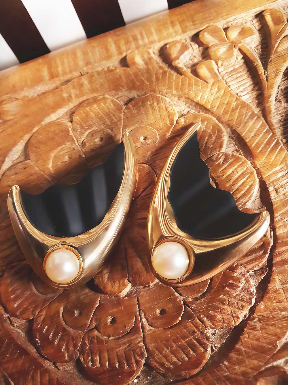 Vintage 1960s Faux Pearl Earrings Retro Gold Tone Black Wavy