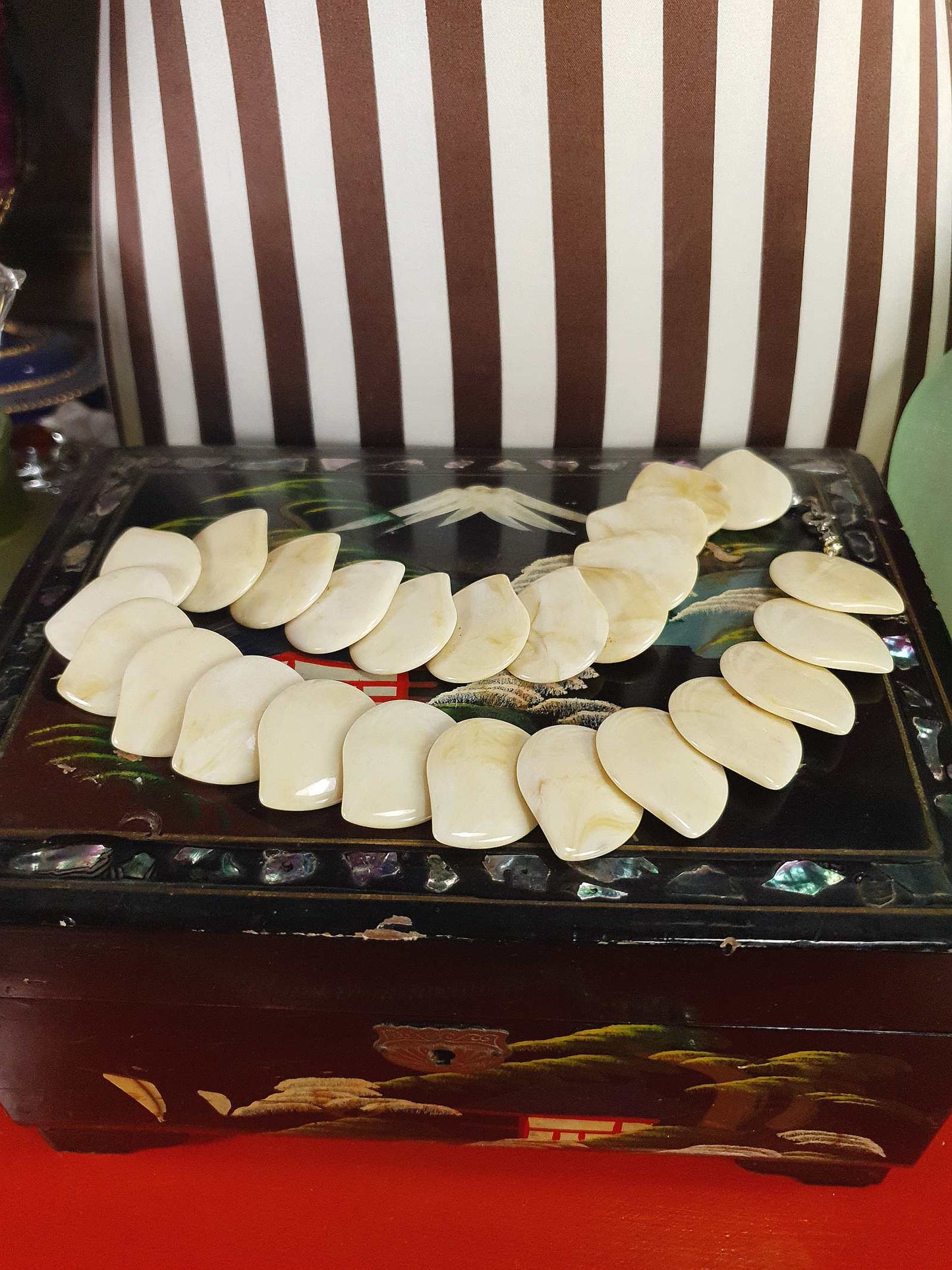 Vintage 1950s Cream Lucite Petal Necklace Choker Mid-Century Modern Retro MCM