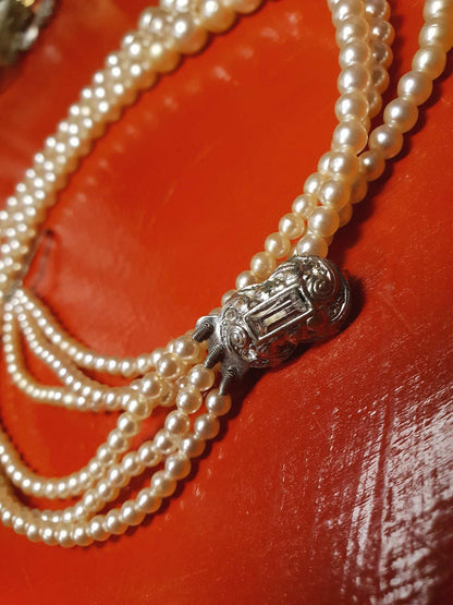 Vintage 1950s Pearl Necklace 17" Three Strand Graduated Cream Pearls
