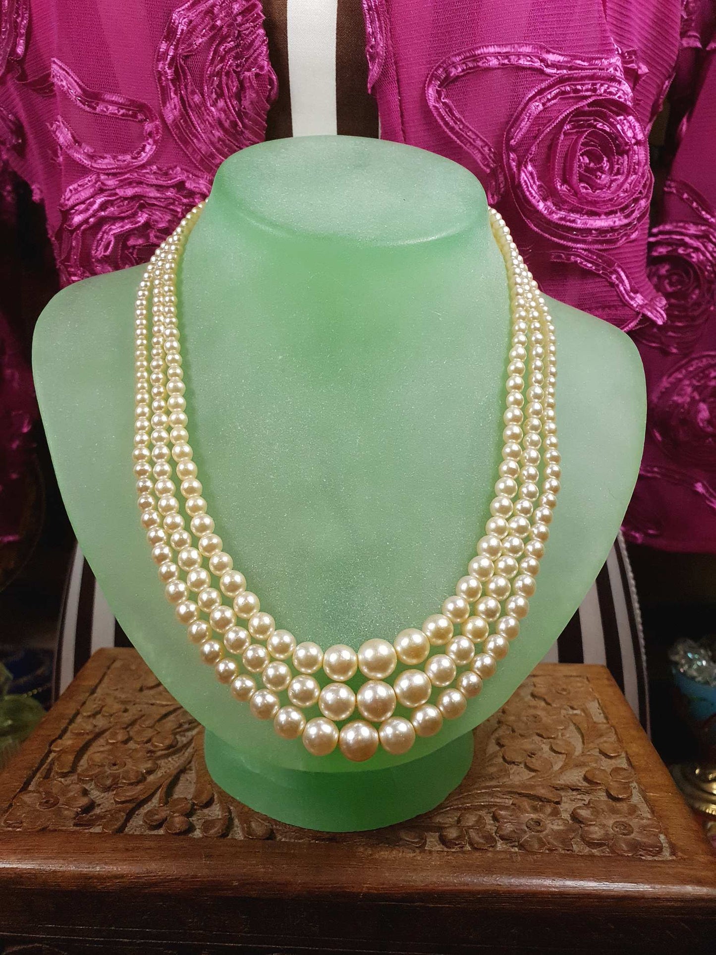 Vintage 1950s Pearl Necklace 17" Three Strand Graduated Cream Pearls