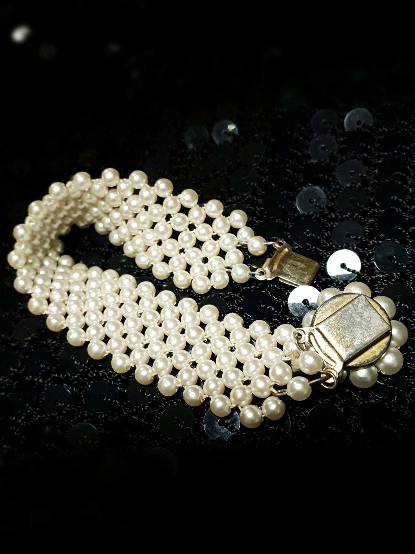Gorgeous Vintage 1960s Faux Cream Pearl Bracelet