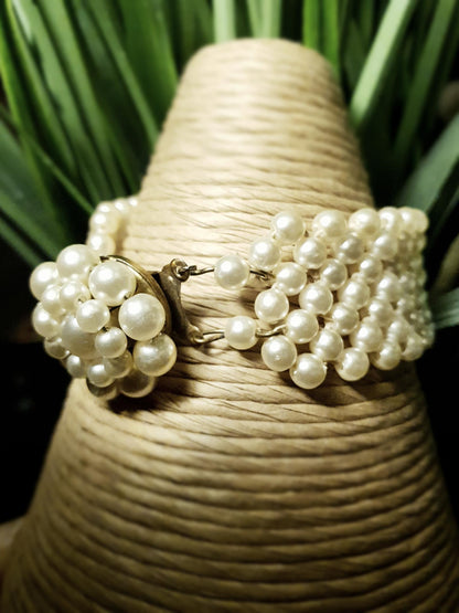 Gorgeous Vintage 1960s Faux Cream Pearl Bracelet