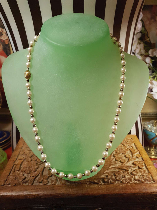Vintage 1960s White Pearl Necklace 18" Glass Pearls Retro