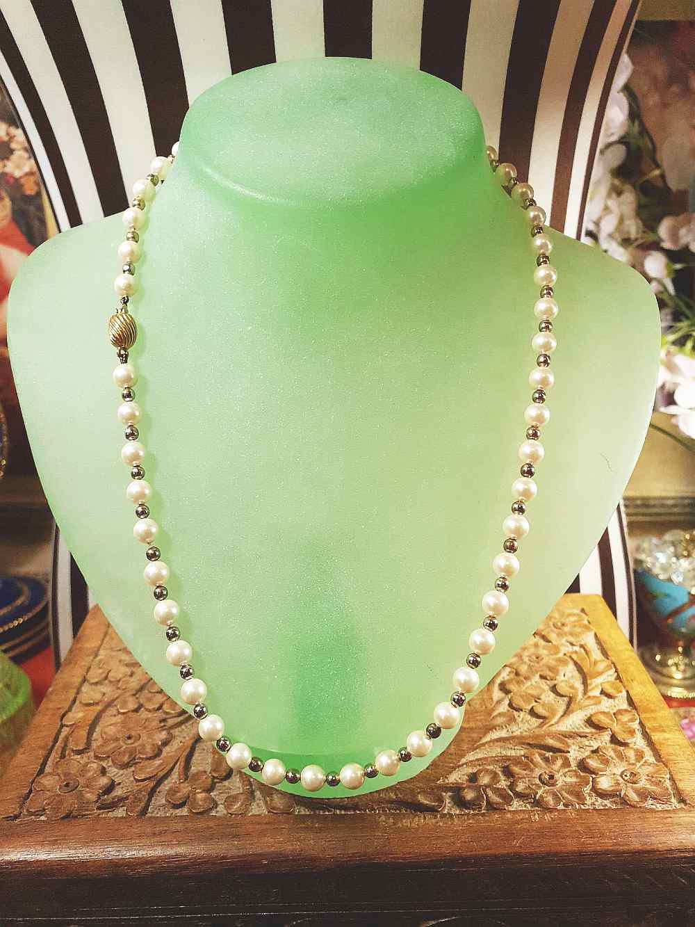 Vintage 1960s White Glass Pearl Necklace 18" Pearls Retro