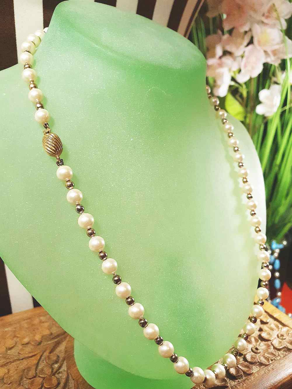 Vintage 1960s White Glass Pearl Necklace 18" Pearls Retro