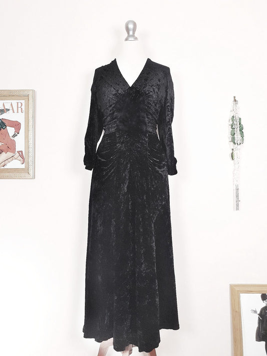 Vintage Black Crushed Velvet Boho Dress 1960s - Size 10/12 LBD Bohemian