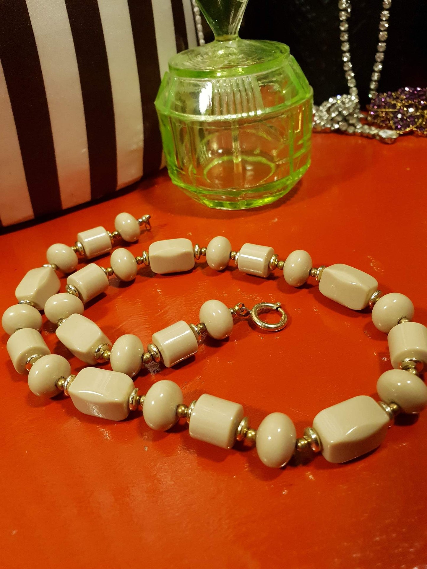Vintage 1970s Beige Beaded Necklace 18" Gold Tone Retro