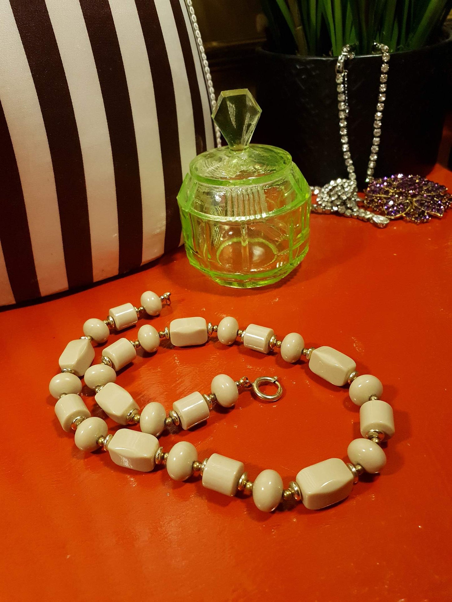 Vintage 1970s Beige Beaded Necklace 18" Gold Tone Retro