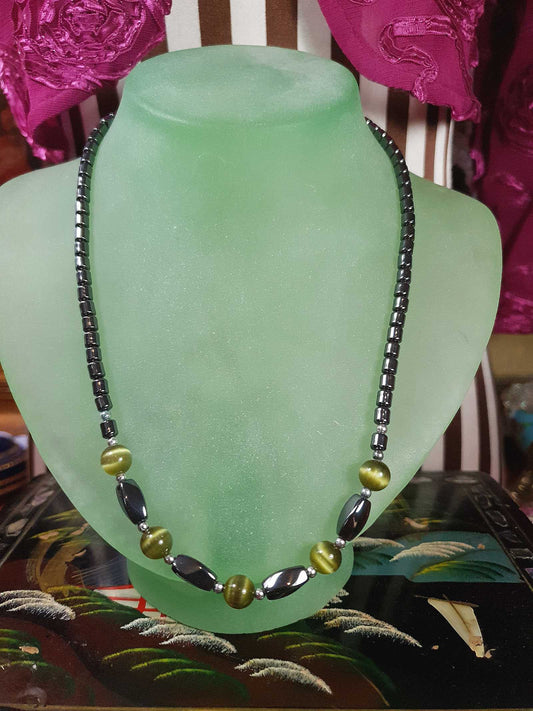 Vintage 1970s Hematite Necklace 18" Green Cat's Eye Choker