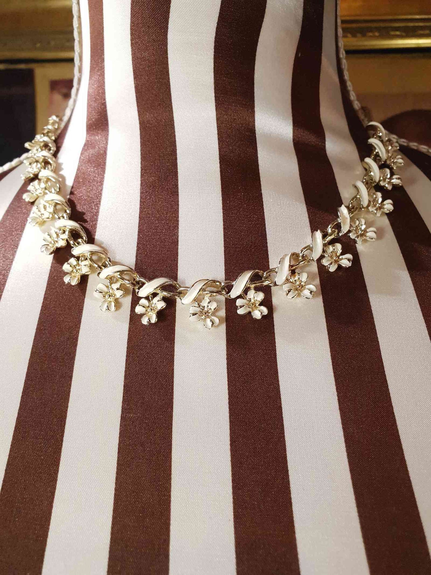 Vintage 1970s White Enamel Floral Necklace Choker Flower Gold Tone Retro