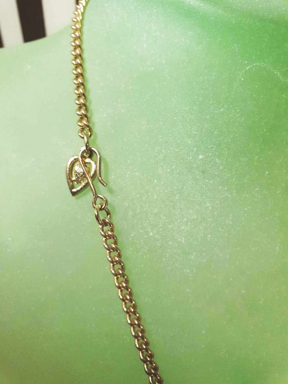 Vintage 1970s White Enamel Floral Necklace Choker Flower Gold Tone Retro