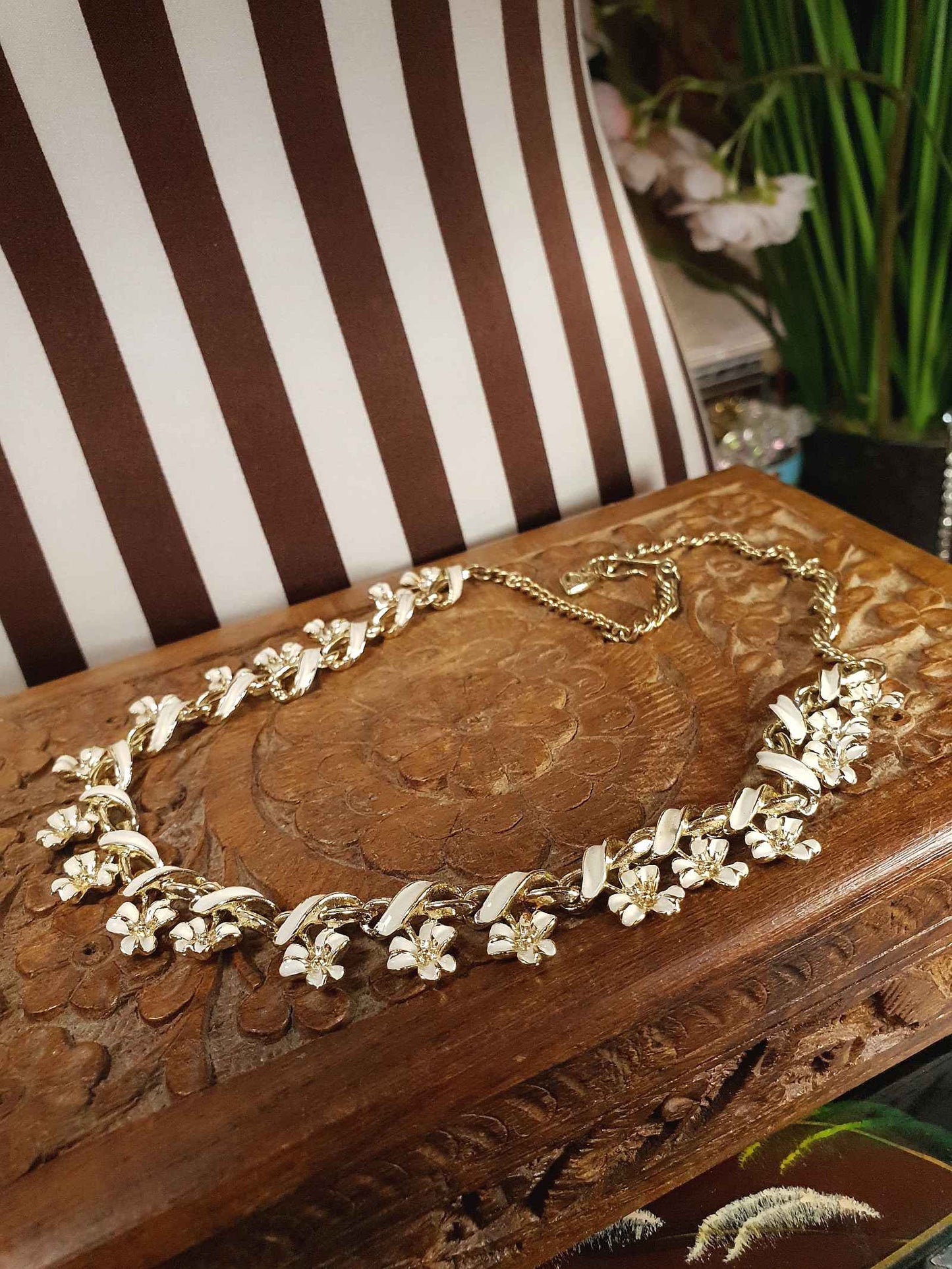 Vintage 1970s White Enamel Floral Necklace Choker Flower Gold Tone Retro