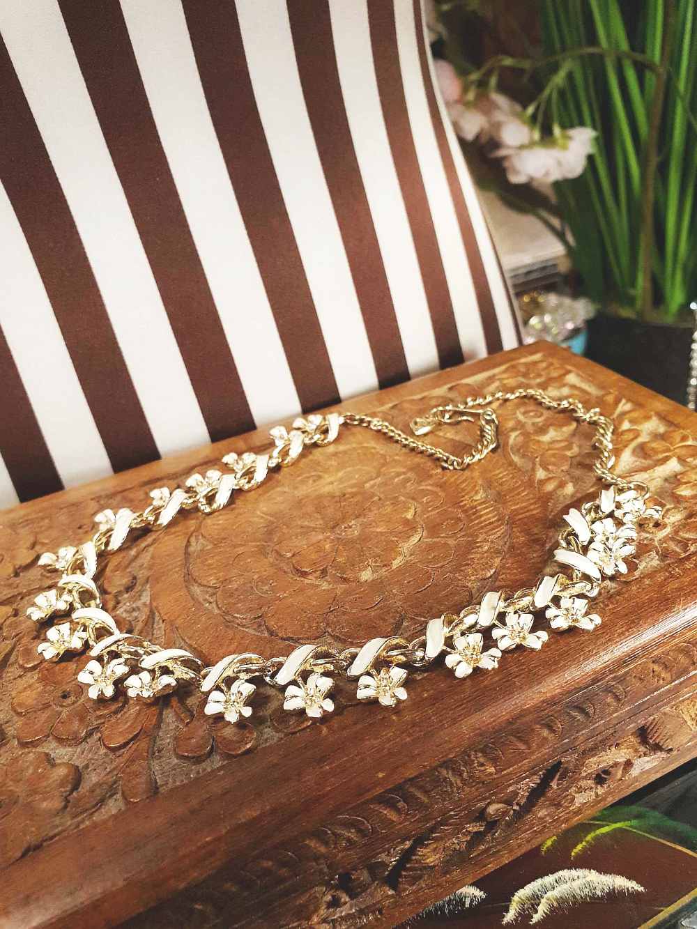 Vintage 1970s White Enamel Floral Necklace Choker Flower Gold Tone Retro