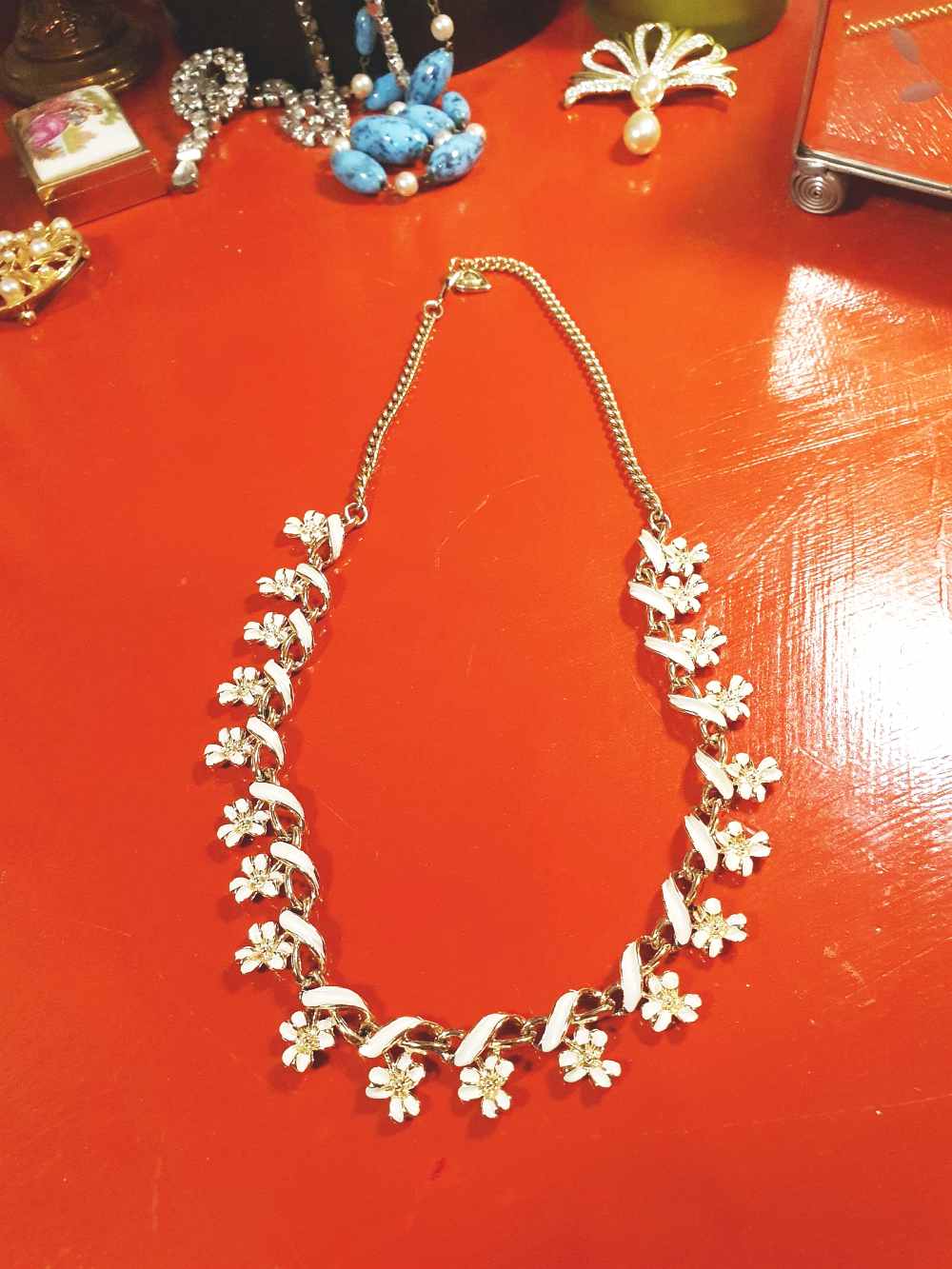 Vintage 1970s White Enamel Floral Necklace Choker Flower Gold Tone Retro