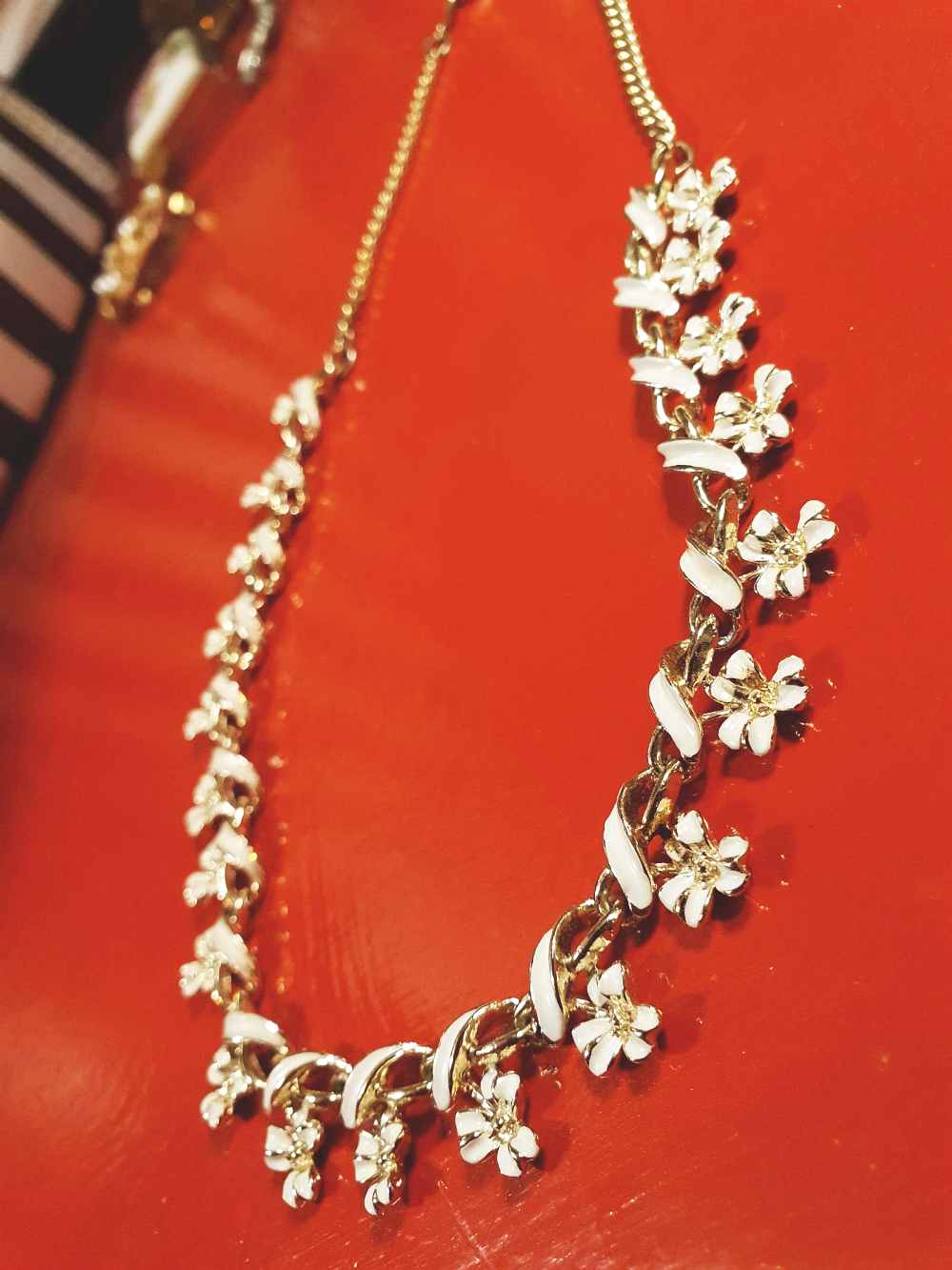 Vintage 1970s White Enamel Floral Necklace Choker Flower Gold Tone Retro