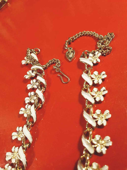 Vintage 1970s White Enamel Floral Necklace Choker Flower Gold Tone Retro