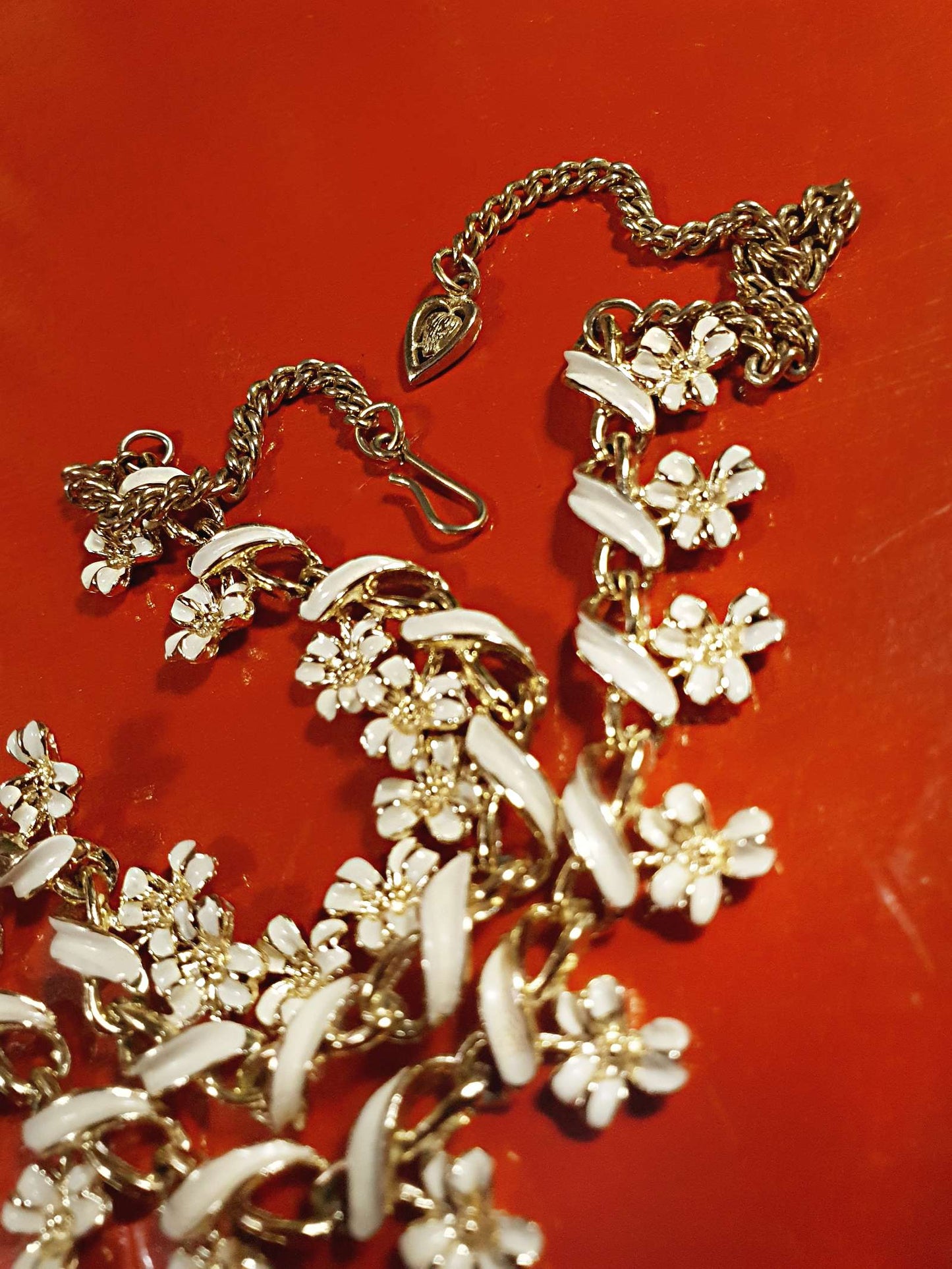 Vintage 1970s White Enamel Floral Necklace Choker Flower Gold Tone Retro