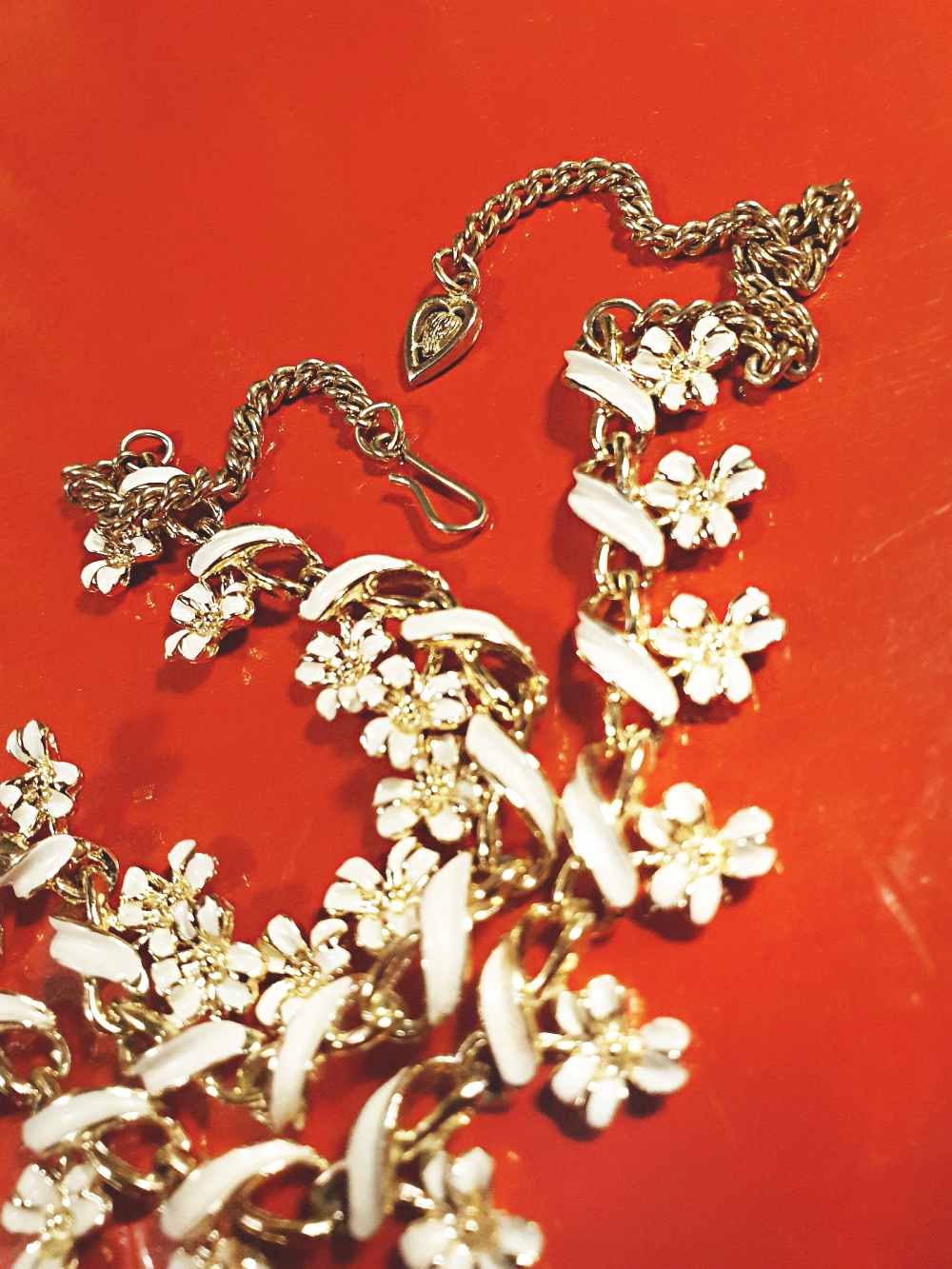 Vintage 1970s White Enamel Floral Necklace Choker Flower Gold Tone Retro