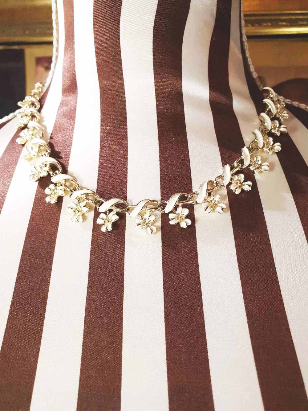 Vintage 1970s White Enamel Floral Necklace Choker Flower Gold Tone Retro