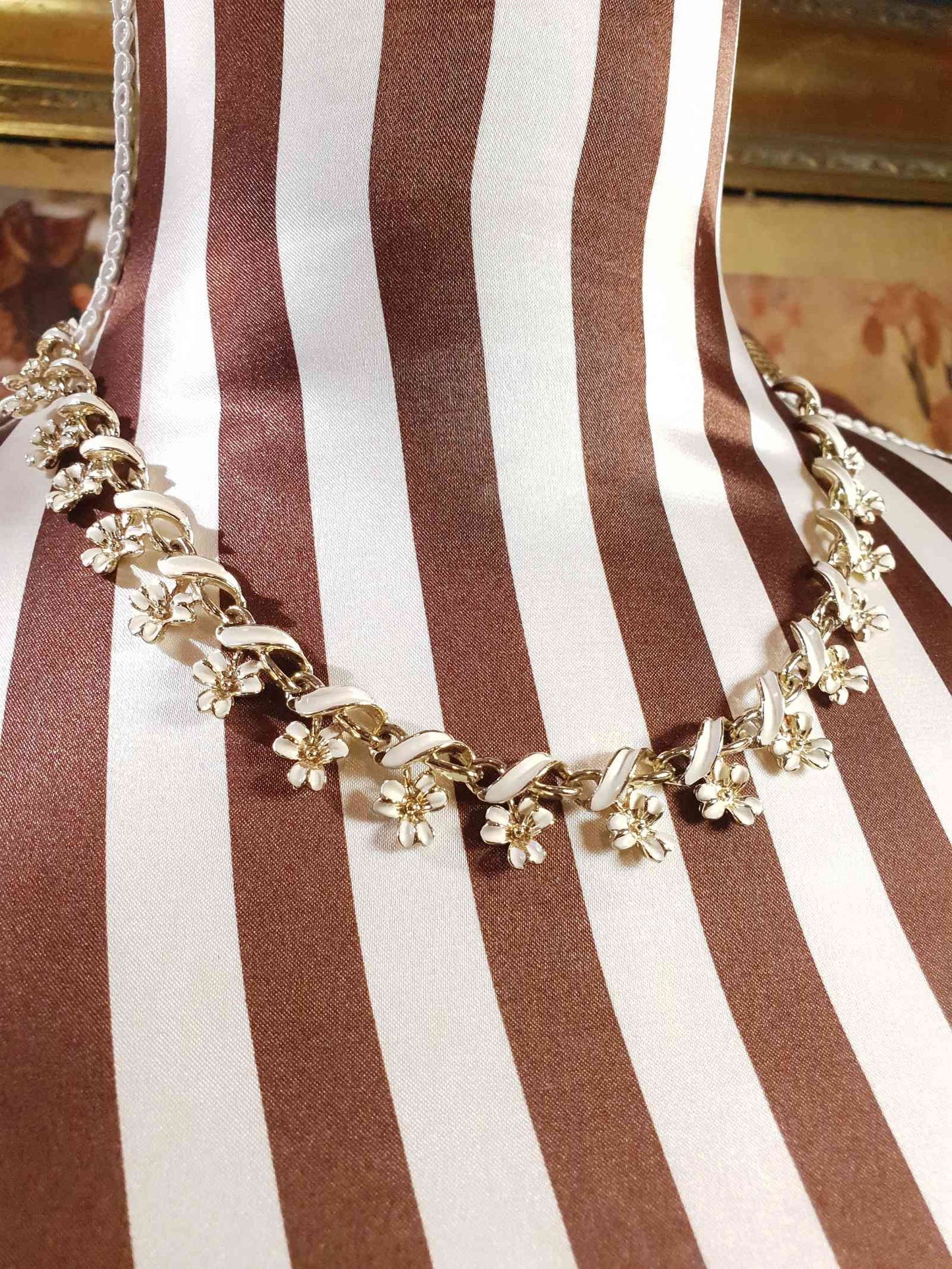 Vintage 1970s White Enamel Floral Necklace Choker Flower Gold Tone Retro