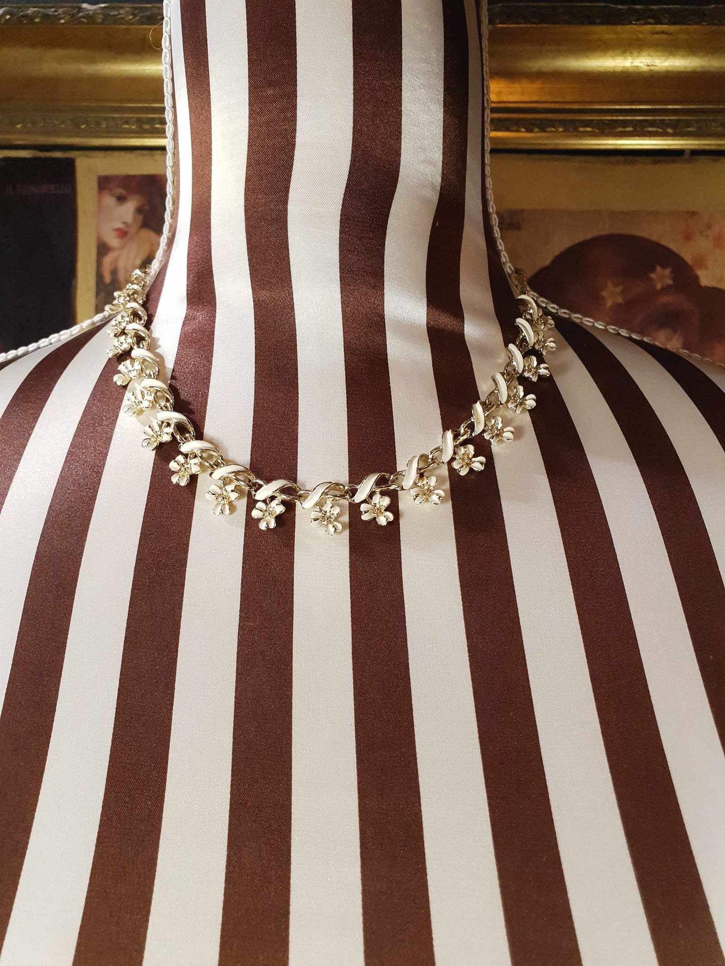 Vintage 1970s White Enamel Floral Necklace Choker Flower Gold Tone Retro