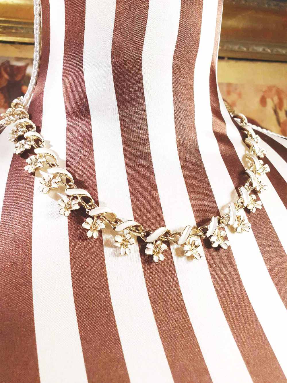 Vintage 1970s White Enamel Floral Necklace Choker Flower Gold Tone Retro