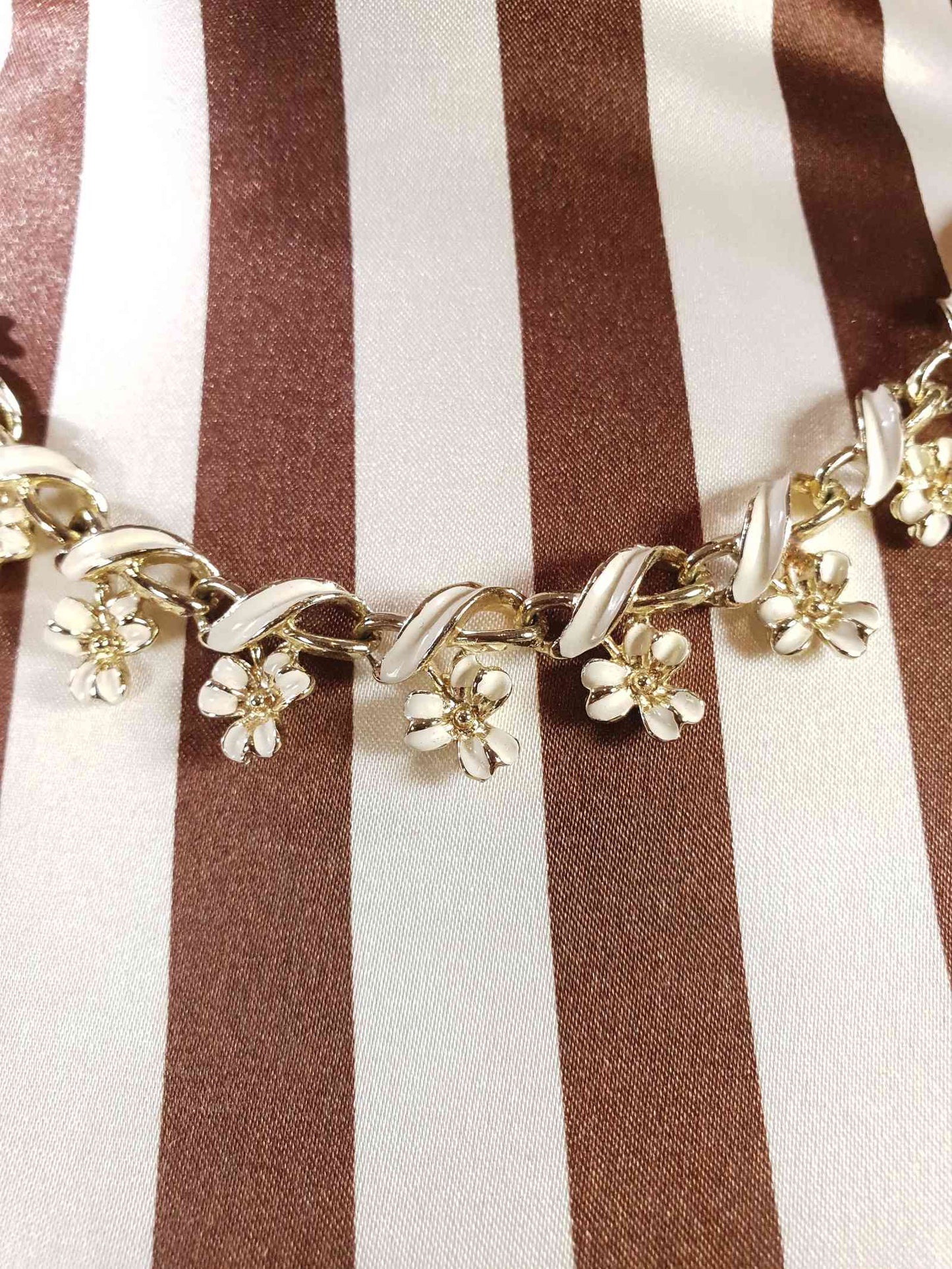 Vintage 1970s White Enamel Floral Necklace Choker Flower Gold Tone Retro