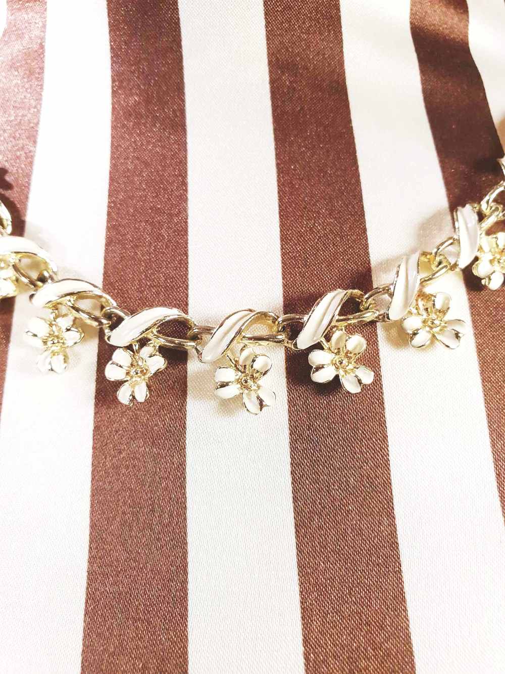 Vintage 1970s White Enamel Floral Necklace Choker Flower Gold Tone Retro