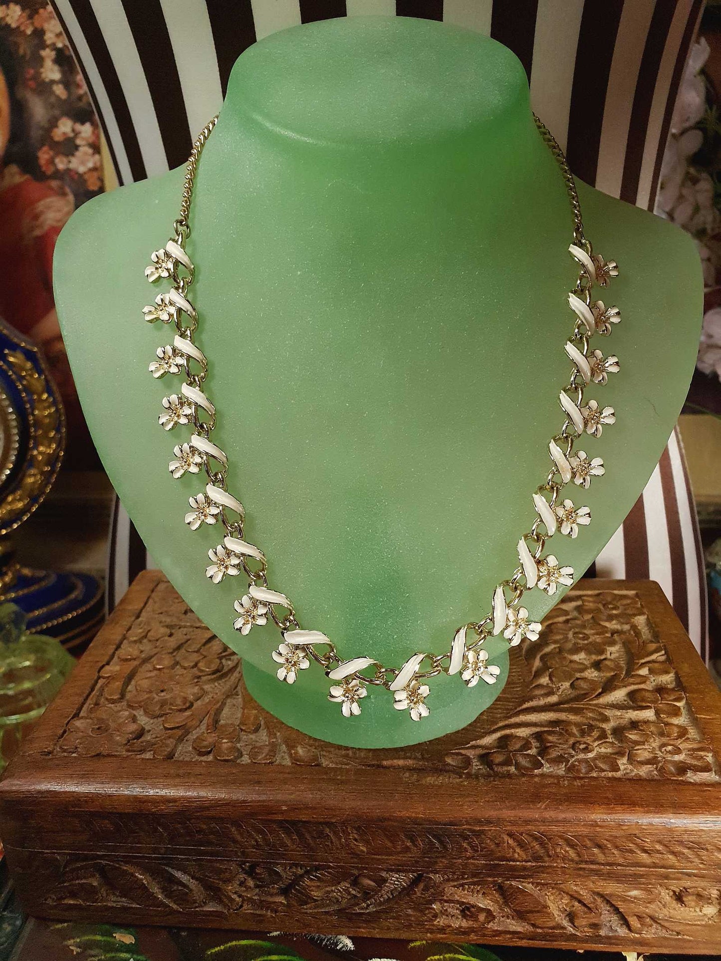 Vintage 1970s White Enamel Floral Necklace Choker Flower Gold Tone Retro