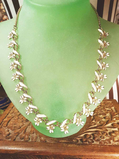 Vintage 1970s White Enamel Floral Necklace Choker Flower Gold Tone Retro