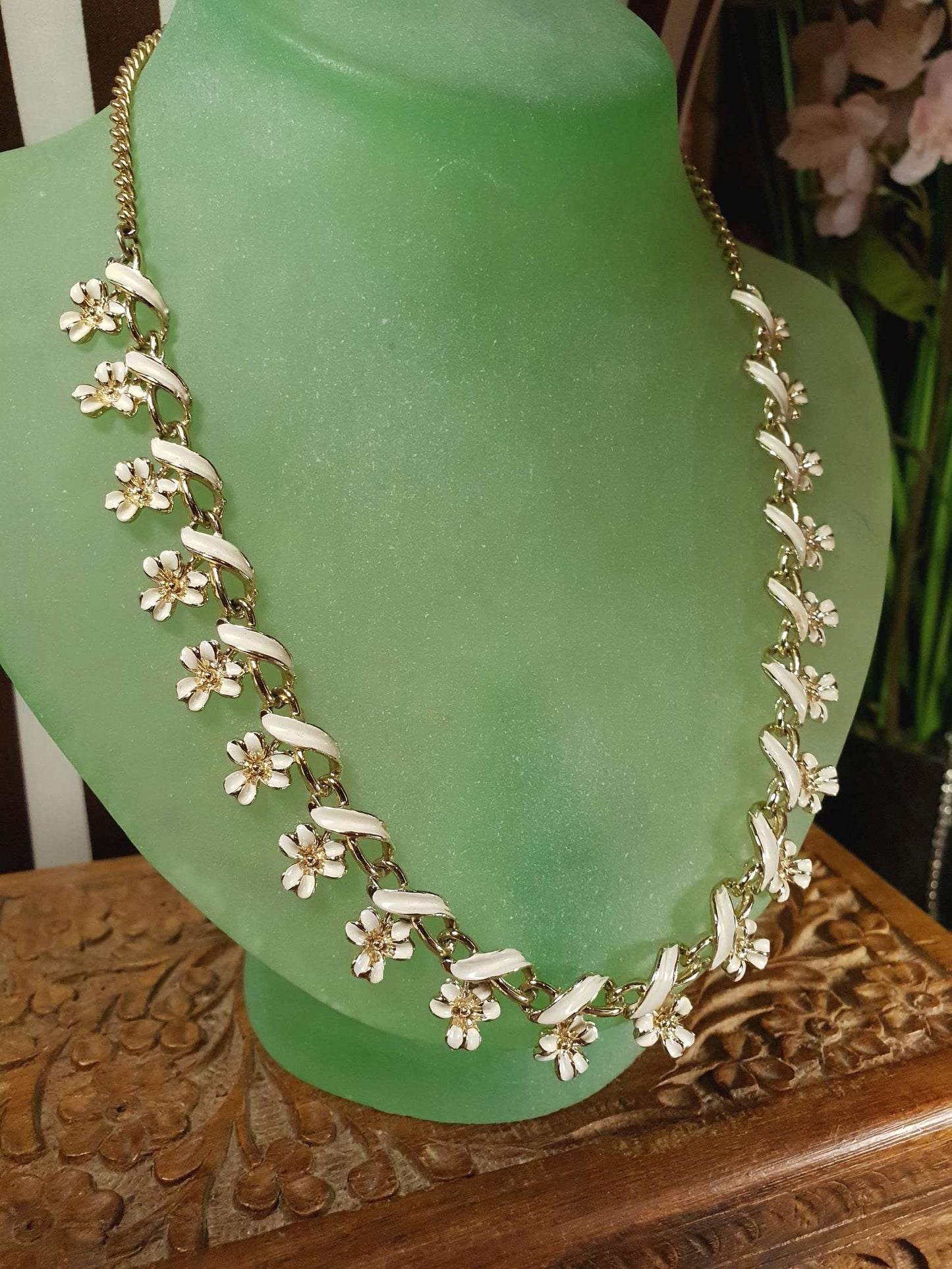 Vintage 1970s White Enamel Floral Necklace Choker Flower Gold Tone Retro