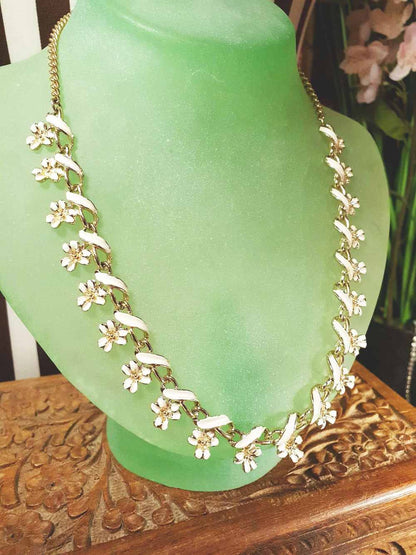 Vintage 1970s White Enamel Floral Necklace Choker Flower Gold Tone Retro