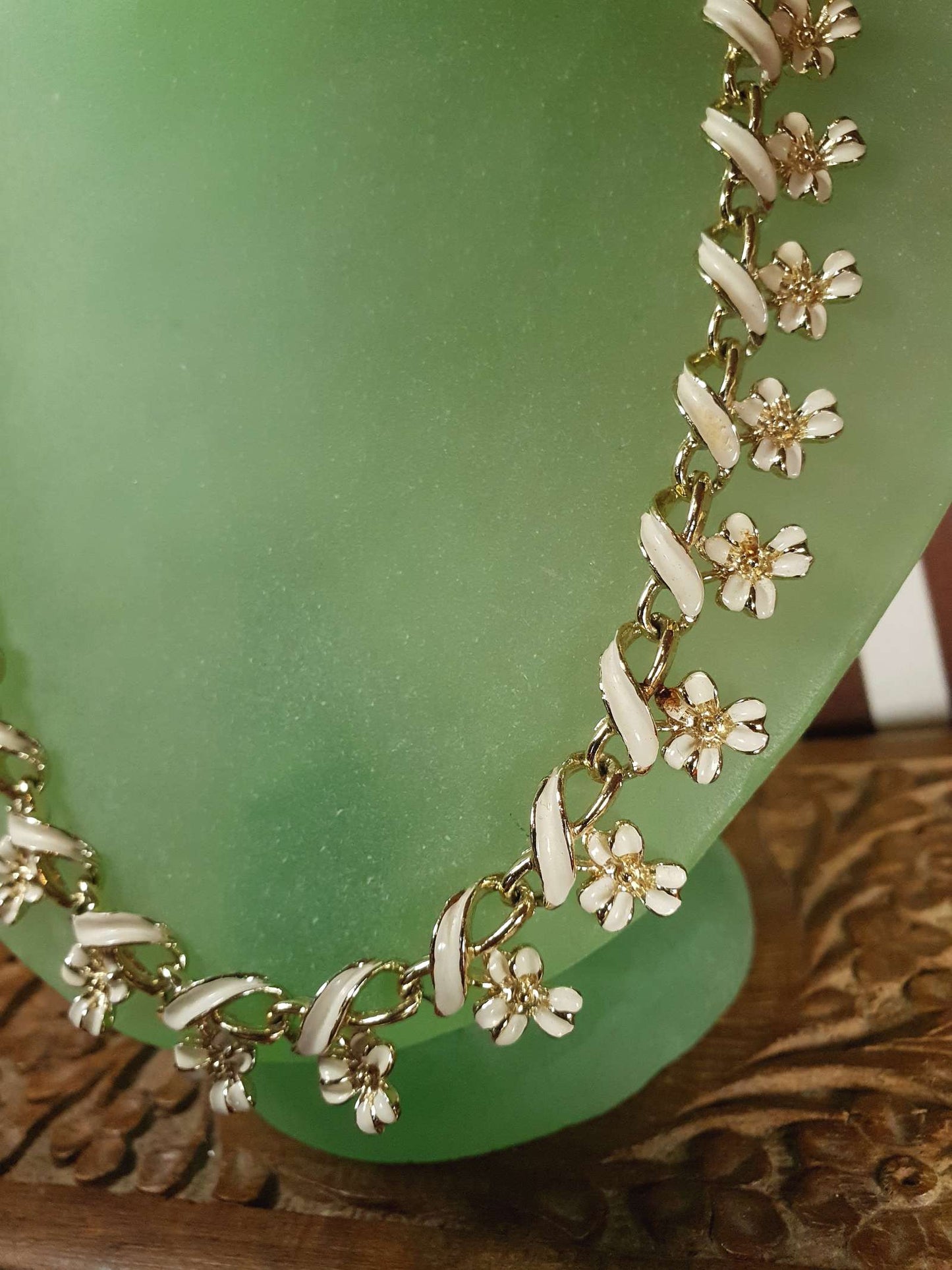 Vintage 1970s White Enamel Floral Necklace Choker Flower Gold Tone Retro