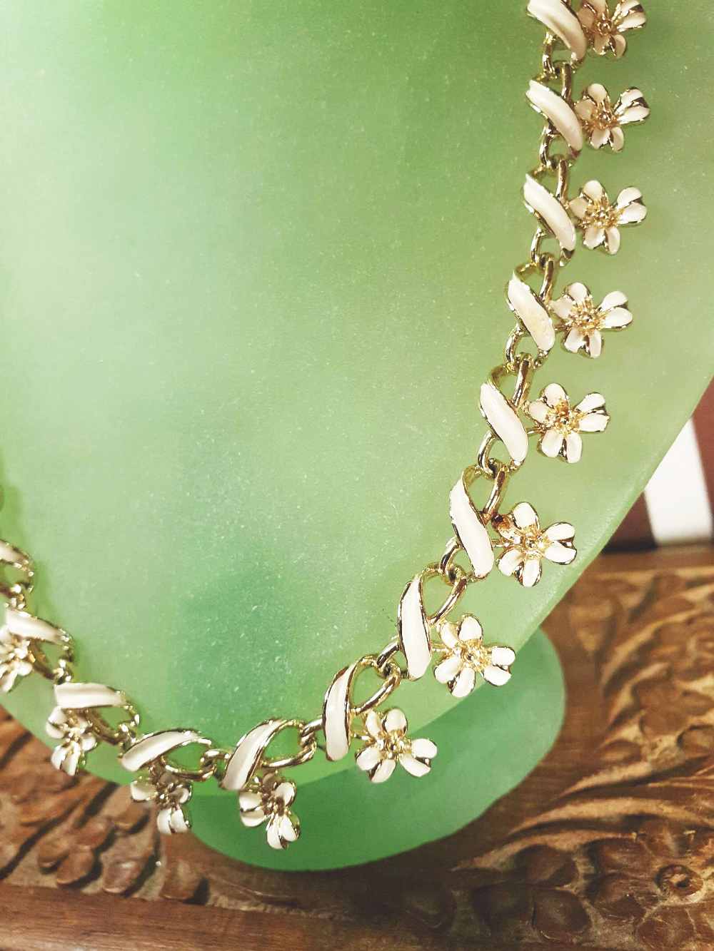 Vintage 1970s White Enamel Floral Necklace Choker Flower Gold Tone Retro