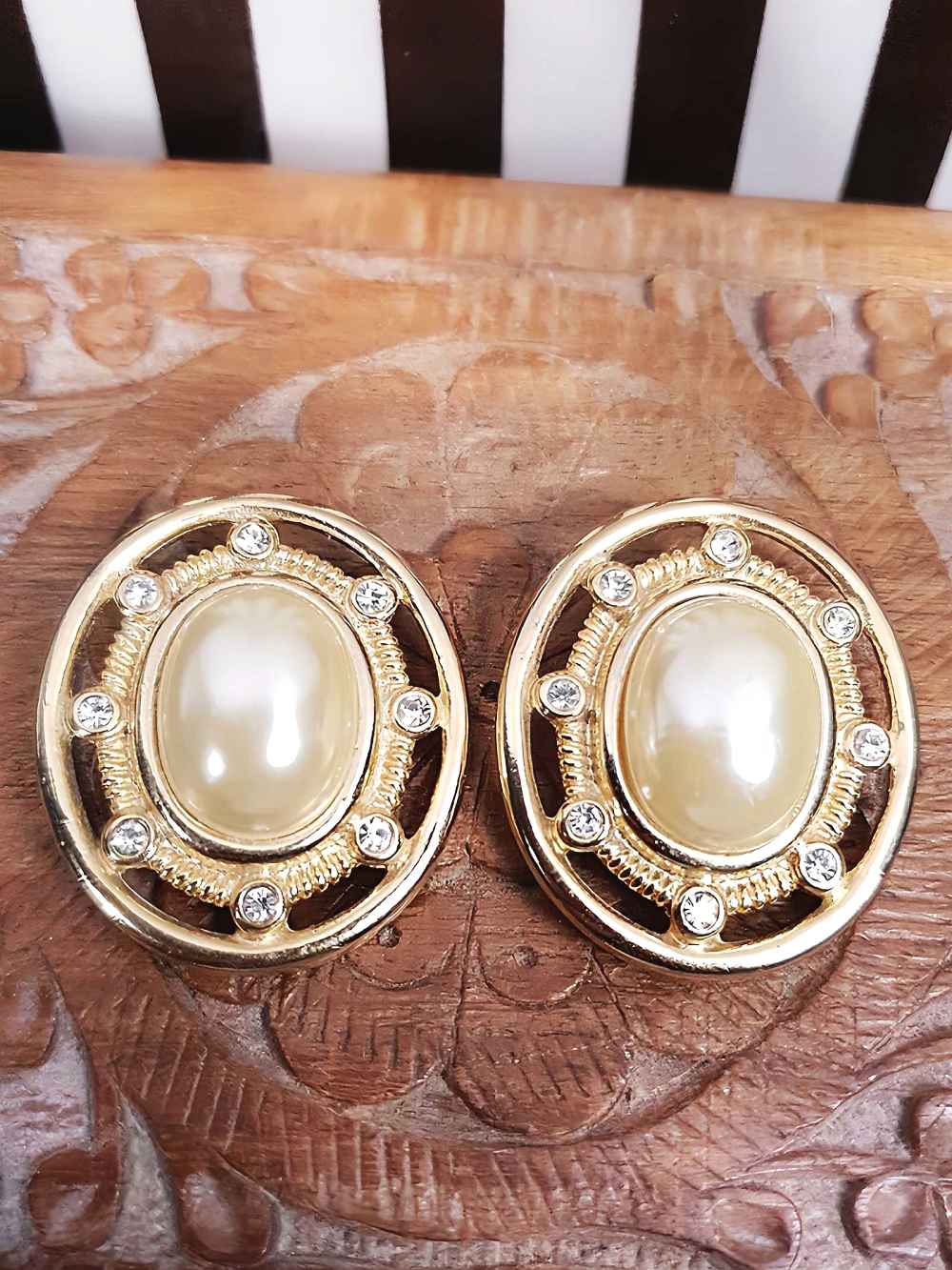 Vintage 1980s Oval Pearl Earrings Rhinestone Clip-On
