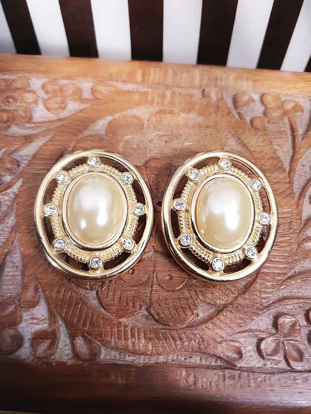 Vintage 1980s Oval Pearl Earrings Rhinestone Clip-On