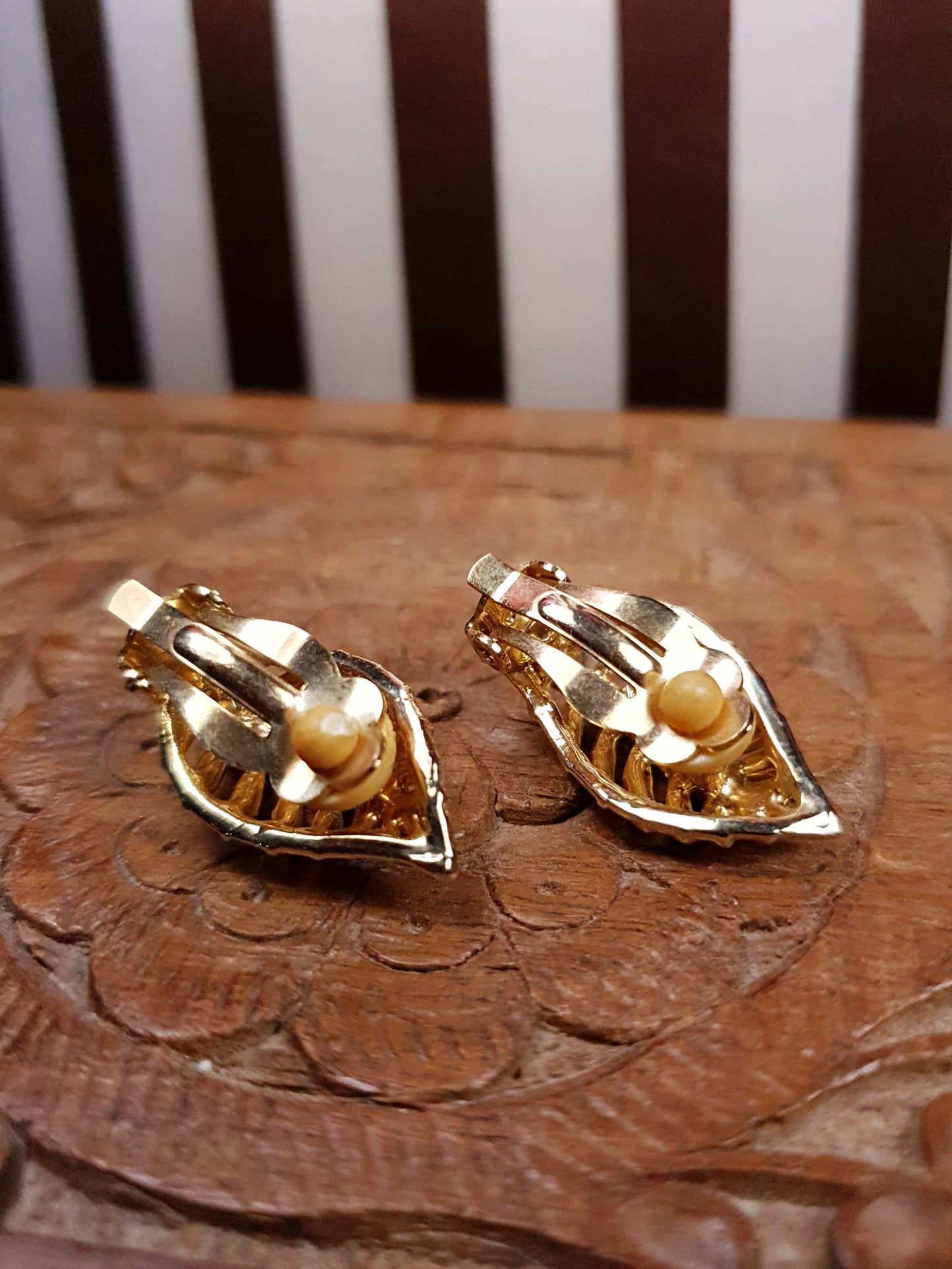 Vintage 1980s Leaf Earrings Clip On Gold Tone Retro