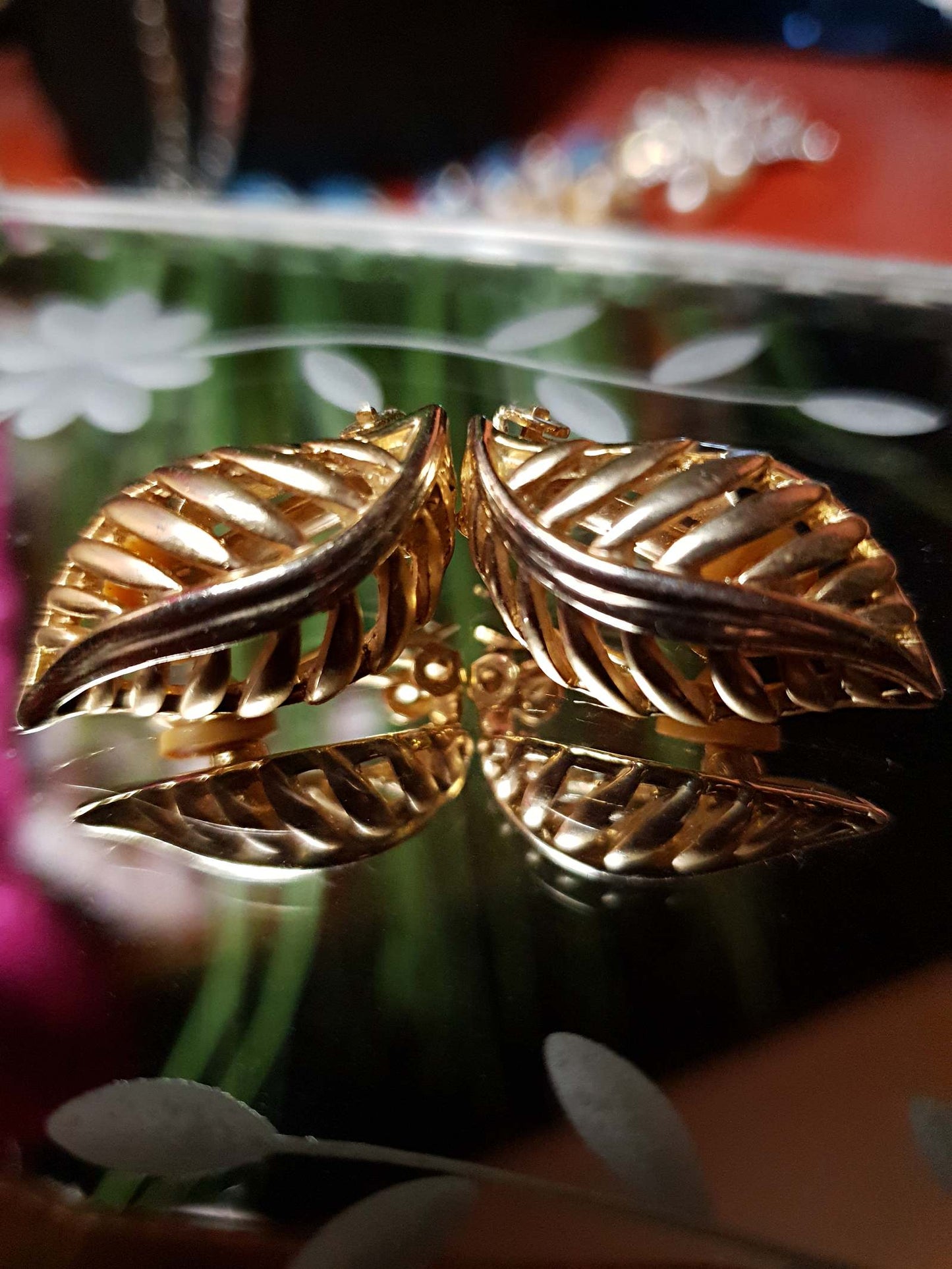 Vintage 1980s Leaf Earrings Clip On Gold Tone Retro