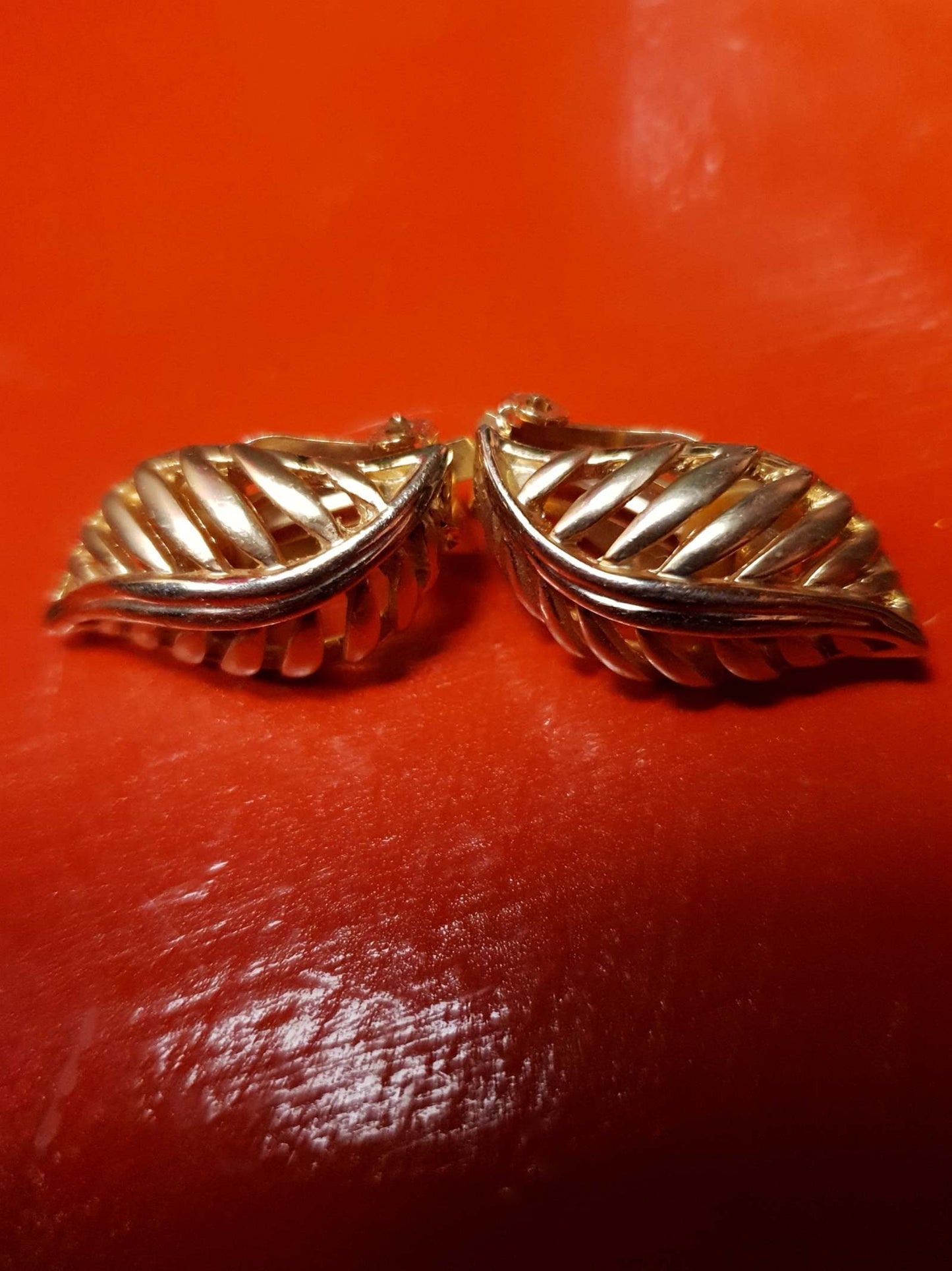 Vintage 1980s Leaf Earrings Clip On Gold Tone Retro