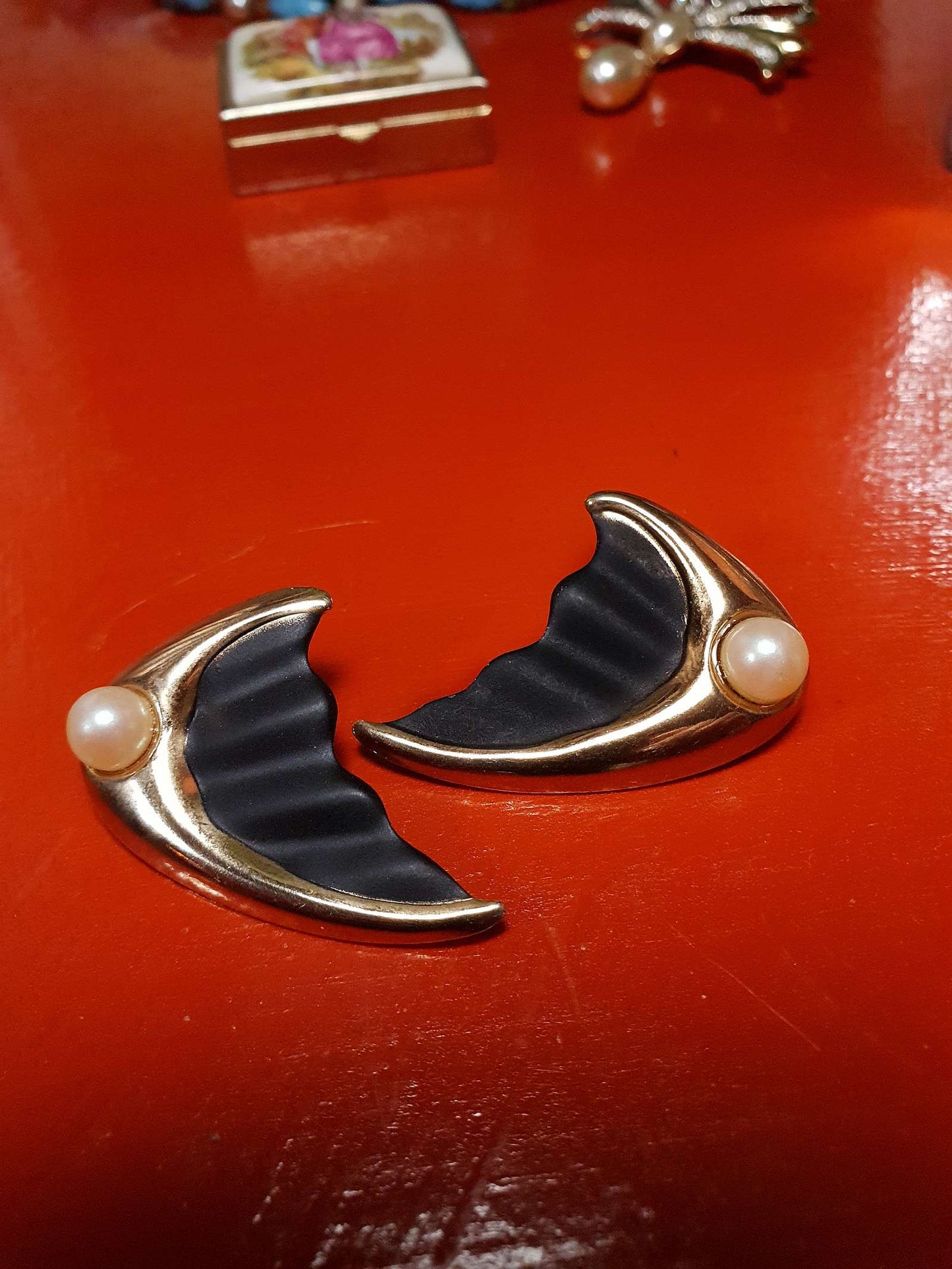 Vintage 1960s Faux Pearl Earrings Retro Gold Tone Black Wavy Wings