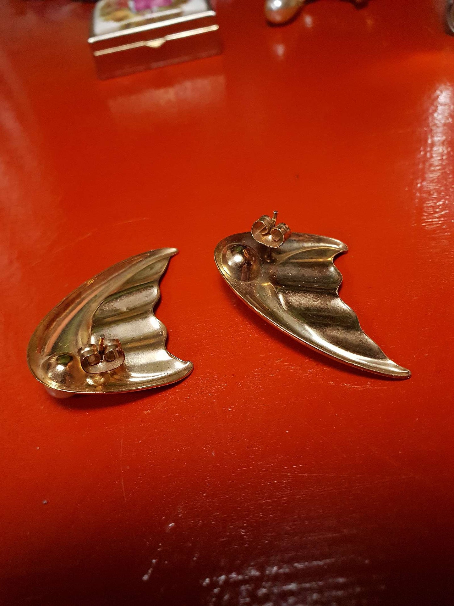 Vintage 1960s Faux Pearl Earrings Retro Gold Tone Black Wavy Wings