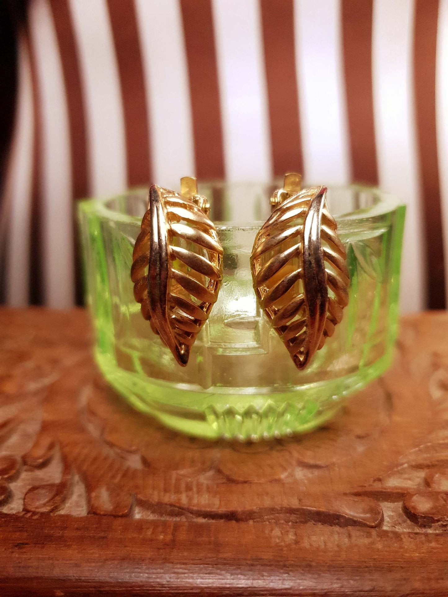 Vintage 1980s Leaf Earrings Clip On Gold Tone Retro