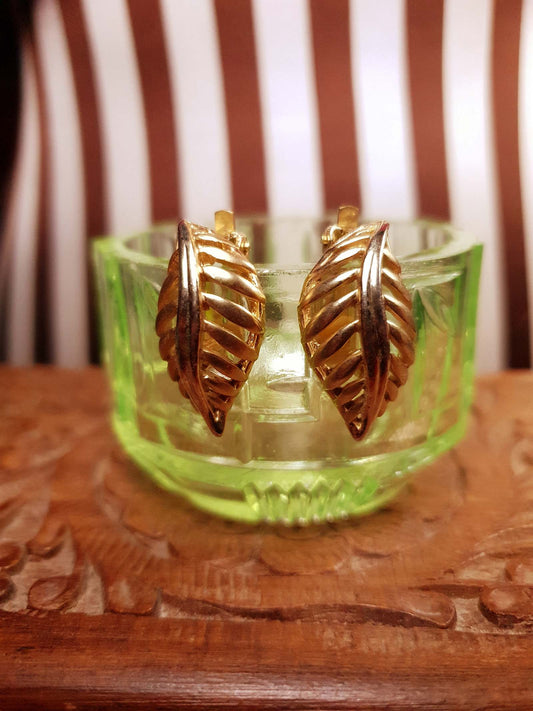 Vintage 1980s Leaf Earrings Clip On Gold Tone Retro
