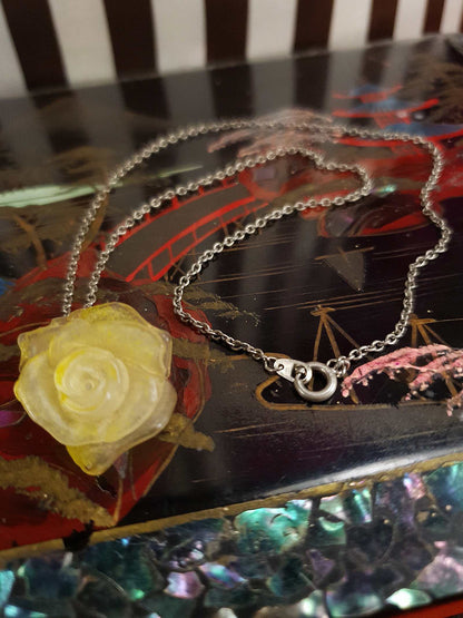 Vintage 1940s Lucite Yellow Rose Pendant Necklace Choker Flower Floral